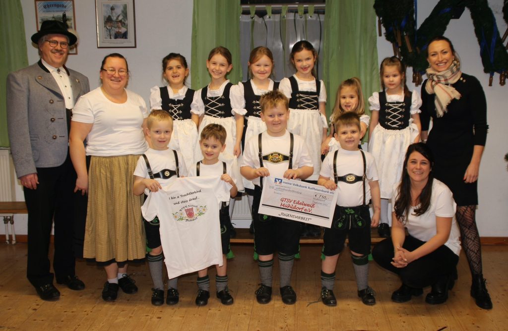 Scheckübergabe durch die Hauptgeschäftsstellenleiterin der Mühldorfer Geschäftsstelle von „meine Volksbank Raiffeisenbank“, Stefanie Blaumoser.