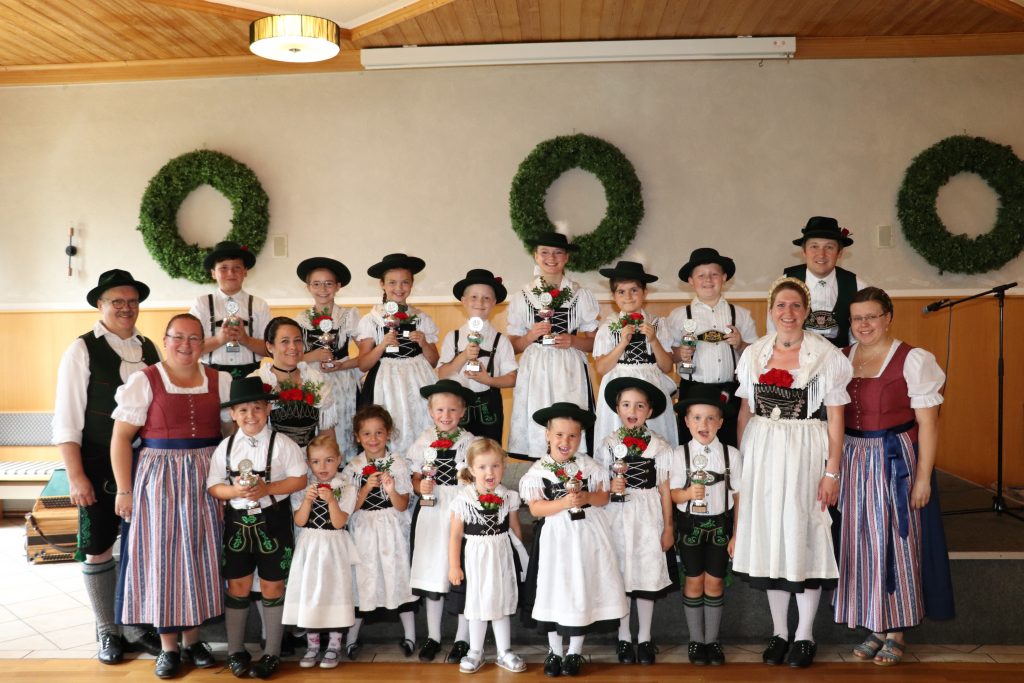 Nach der Preisverteilung gab es nur strahlende Gesichter – das Organisationsteam des Vereinspreisplattelns freut sich gemeinsam mit den Kindern über den Erfolg der Veranstaltung.