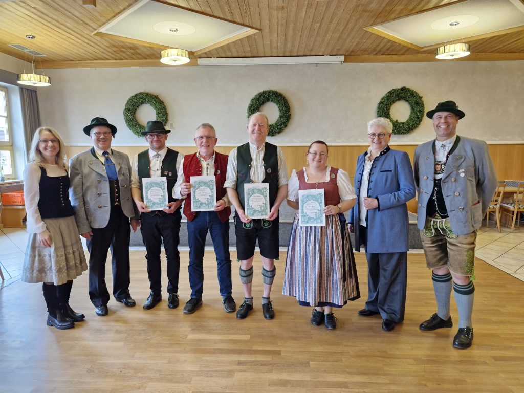 Bildunterschrift: Anlässlich der diesjährigen Jahreshauptversammlung des Trachtenvereins „Edelweiß“ Mühldorf ehrte Vorstand Georg Waldinger langjährige Vereinsmitglieder. Das Bild zeigt (von links): Kulturreferentin Claudia Hungerhuber, Vorstand Georg Waldinger, Thomas Bernhart und Josef Bernhart (30jährige Mitgliedschaft), Hermann Reichenberger (25jährige Vereinszugehörigkeit), Bernadette Fleidl, 30 Jahre Mitglied, 2. Bürgermeisterin Ilse Preisinger-Sontag und 2. Vorstand Engelbert Buchner